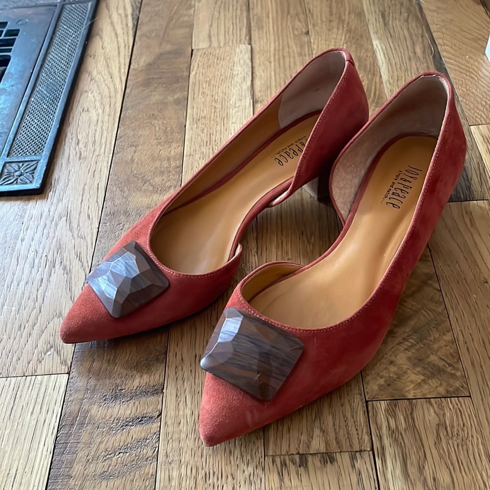 Kitten 60s vibe suede like heels wooden details